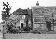 841043 Gezicht op de boerderij Provincialeweg 57 te Schalkwijk (gemeente Houten).